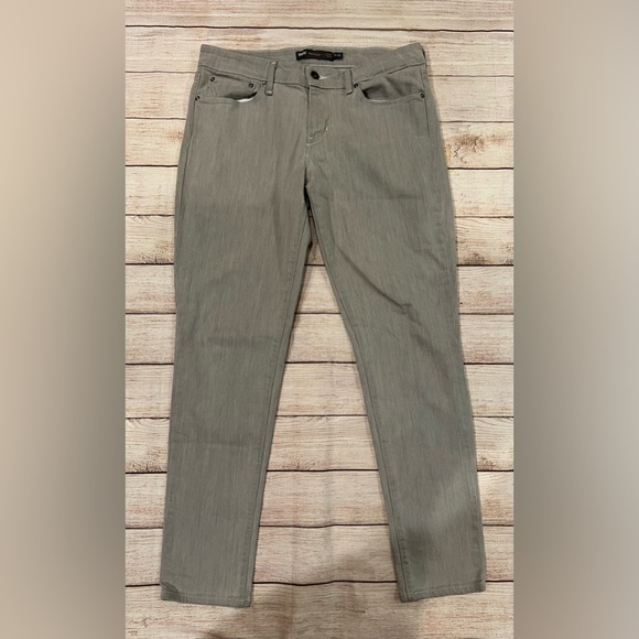 Levi’s Demi Curve Mid Rise Slim Levis 30x30 Grey Zipper Fly Size 10/30 - Picture 2 of 9